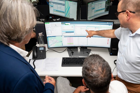 Gesundheitslandesrat Hubert Messner (links) und Koordinator Alessio Zancanaro (rechts) besprechen in der Leitstelle mit den Mitarbeitenden die letzten Arbeiten bevor Hotline 116117 am 15. September, um 7 Uhr, aktiv wird. (Foto: LPA/Fabio Brucculeri)