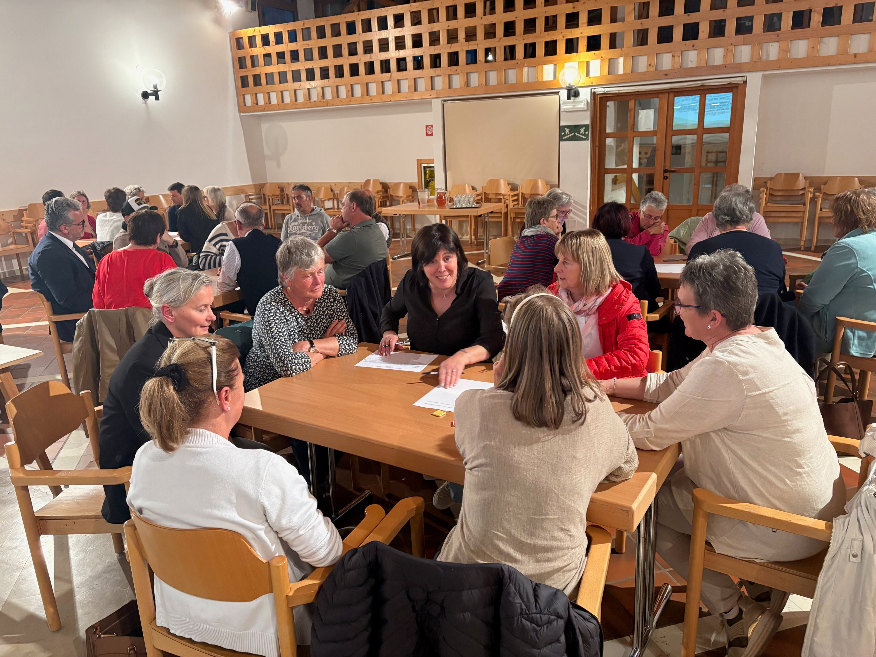 I membri delle associazioni di Trodena raccolgono idee per rafforzare la comunità di cura a livello locale (Foto: Sabina Frei)