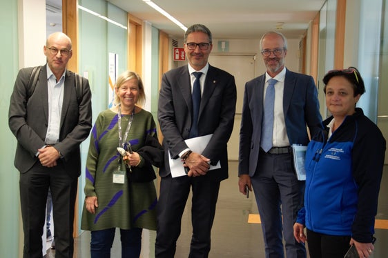 Die Pflegedienstleiterin Gundula Gröber und die stellvertretende Koordinatorin Bonetti Marilena mit dem Besuch. (Foto: Karin Leiter)