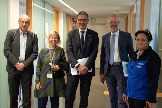 Die Pflegedienstleiterin Gundula Gröber und die stellvertretende Koordinatorin Bonetti Marilena mit dem Besuch. (Foto: Karin Leiter)
