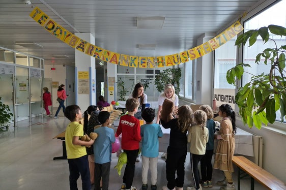 Die Kinder der Grundschulen Sterzing besuchen das Teddybärspital.