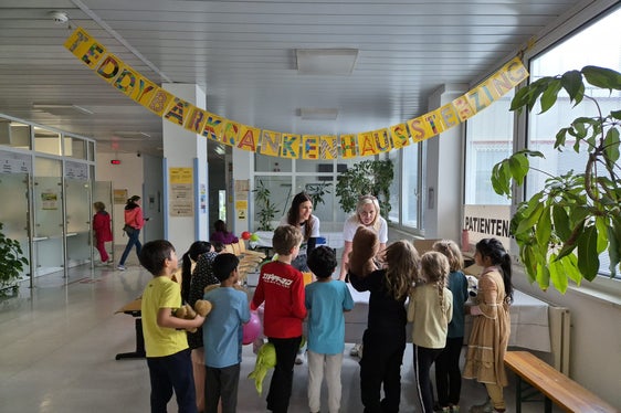 Die Kinder der Grundschulen Sterzing besuchen das Teddybärspital.