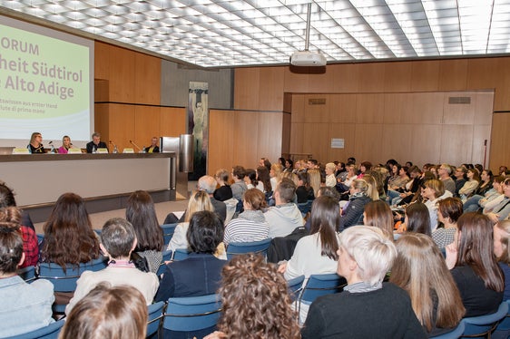 Das Thema „Endometriose“ sorgte für einen vollen Saal im Bozner Pastoralzentrum. (Foto: Sabes)