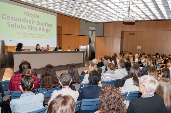 Das Thema „Endometriose“ sorgte für einen vollen Saal im Bozner Pastoralzentrum. (Foto: Sabes)