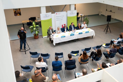 Bei der Vorstellung der neuen Gesundheitshotline 116117 im Landeskrankenhaus in Bozen (v.l.n.r.): Sanitätsdirektor Josef Widmann, Pflegedirektorin Marianne Siller, Gesundheitslandesrat Hubert Messner, Generaldirektor Christian Kofler, Pflegedienstleiterin Astrid Santoni und der Koordinator der Leitstelle Alessio Zancanaro. (Foto: LPA/Fabio Brucculeri)