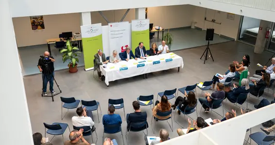 Bei der Vorstellung der neuen Gesundheitshotline 116117 im Landeskrankenhaus in Bozen (v.l.n.r.): Sanitätsdirektor Josef Widmann, Pflegedirektorin Marianne Siller, Gesundheitslandesrat Hubert Messner, Generaldirektor Christian Kofler, Pflegedienstleiterin Astrid Santoni und der Koordinator der Leitstelle Alessio Zancanaro. (Foto: LPA/Fabio Brucculeri)