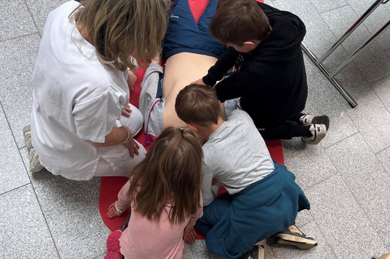 Krankenpflegerin Evelyn Rogen zeigt den Schülerinnen und Schülern Erste Hilfe Maßnahmen