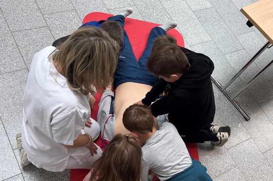 Krankenpflegerin Evelyn Rogen zeigt den Schülerinnen und Schülern Erste Hilfe Maßnahmen