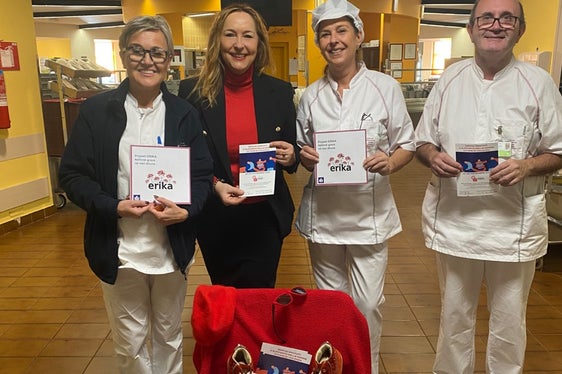 v.l.n.r: Carmela Sampieri, Michaela Bergner und Mitarbeiter der Mensa