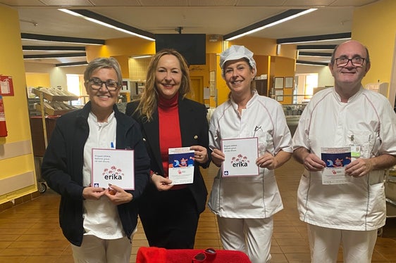 v.l.n.r: Carmela Sampieri, Michaela Bergner und Mitarbeiter der Mensa