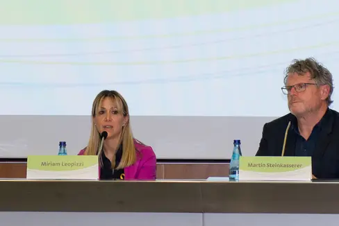 Miriam Leopizzi und Primar Martin Steinkasserer beim Vortragsabend des Südtiroler Sanitätsbetriebes über Endometriose. (Foto: Sabes)