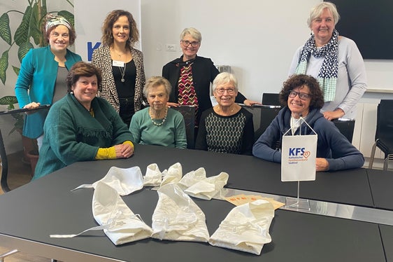 von hinten links: Di Panfilo, Berger, Unterhofer mit ehrenamtlichen Näherinnen