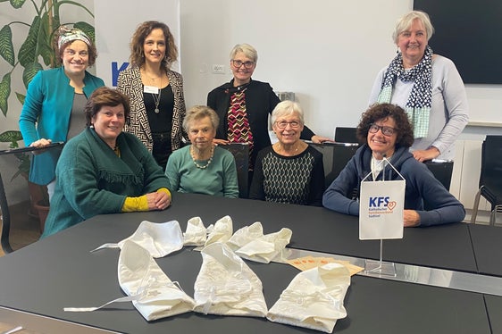 von hinten links: Di Panfilo, Berger, Unterhofer mit ehrenamtlichen Näherinnen