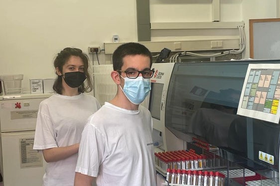 Labortechniker mit den zu bearbeitenden Proben