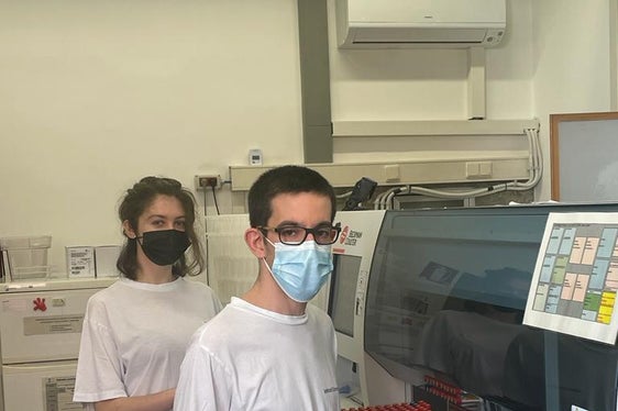 Labortechniker mit den zu bearbeitenden Proben