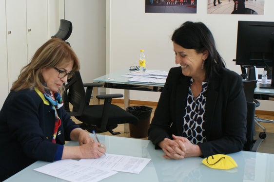 Unterzeichnung des Einvernehmensprotokolls, von links: Rosalba Leuzzi und Irene Pechlaner
