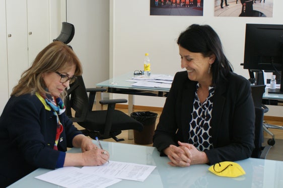 Unterzeichnung des Einvernehmensprotokolls, von links: Rosalba Leuzzi und Irene Pechlaner