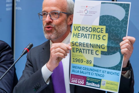 Hepatitis-C-Vorsorge - Florian Zerzer mit Poster (Hochformat)