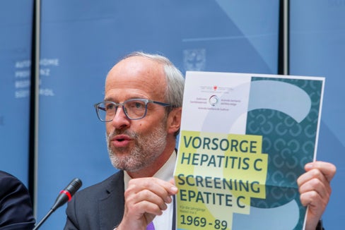 Screening epatite C - Florian Zerzer con il poster (formato verticale)