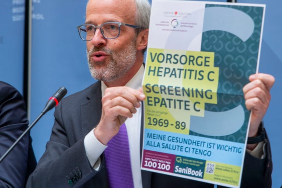 Hepatitis-C-Vorsorge - Florian Zerzer mit Poster (Hochformat)