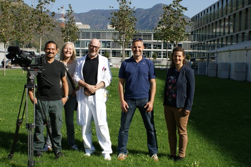 v.l.n.r: Helmut Wagenpfeit und Julia Disselmeyer (ZDF), Klaus Eisendle, Thomas Letschka und Patientin Christina Lechner
