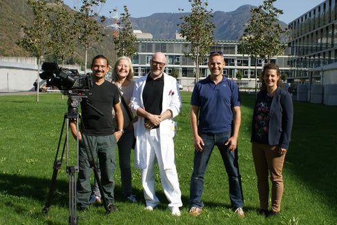 v.l.n.r: Helmut Wagenpfeit und Julia Disselmeyer (ZDF), Klaus Eisendle, Thomas Letschka und Patientin Christina Lechner