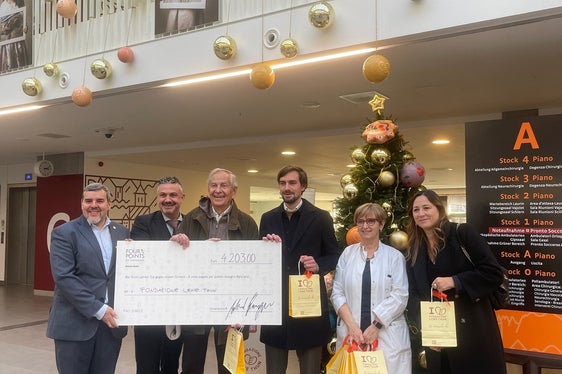 v. l.: Giuliano Rebellato, Sales Manager – Four Points by Sheraton Bozen; Alexander Hamberger, General Manager – Four Points by Sheraton Vozen; Avv. Gerhart Gostner, Präsident – Stiftung Lene Thun; Simon Thun, Verwaltungsrat – Stiftung Lene Thun; Dott.ssa Laura Battisti, Primaria der Abteilung Pädiatrie; Paola Adamo, Direktorin – Stiftung Lene Thun. (Foto: Sabes/ChT)