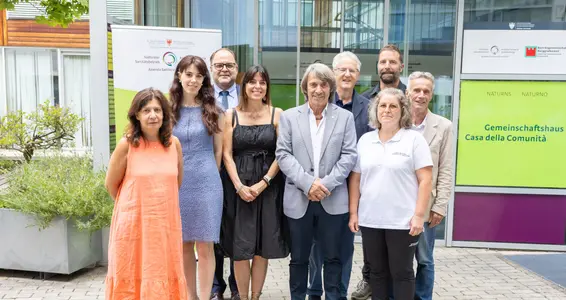Pflegedienstleiterin Dr.in Nadia Cervo (im Bild von links), Dr.in Janah Maria Andreis, die Direktorin des Gesundheitsbezirks Meran, Dr. Christian Kofler, der Generaldirektor des Südtiroler Sanitätsbetriebs, Dr.in Barbara Caggegi, die Direktorin des Amtes für Verwaltungsaufgaben des Sprengels, Gesundheits-Landesrat Dr. Hubert Messner, Dr. Ernst Oberschartner, geschäftsführender Primar des Dienstes für Basismedizin, Vizebürgermeister Michael Ganthaler, die stellvertretende Pflegekoordinatorin Edeltraud Grüner (vordere Reihe) und Dr. Florian Prinoth, der Direktor der Sozialdienste der Bezirksgemeinschaft Burggrafenamt. (Foto: LPA/Bernhard Aichner)