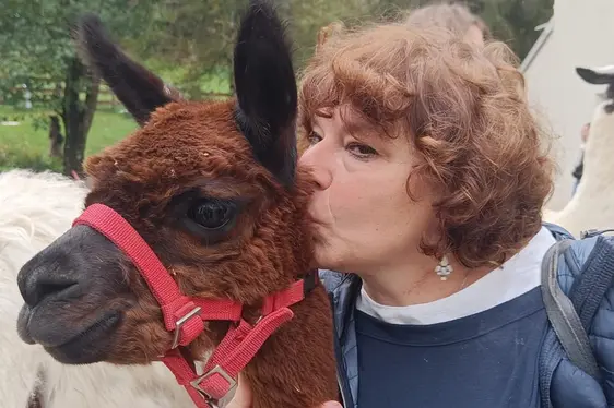 Claudia mit ihrem Lieblingslama