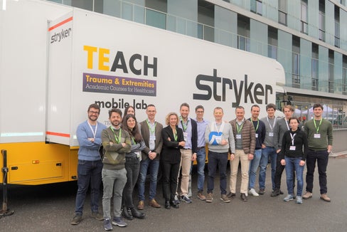 Gruppenfoto vor dem Truck