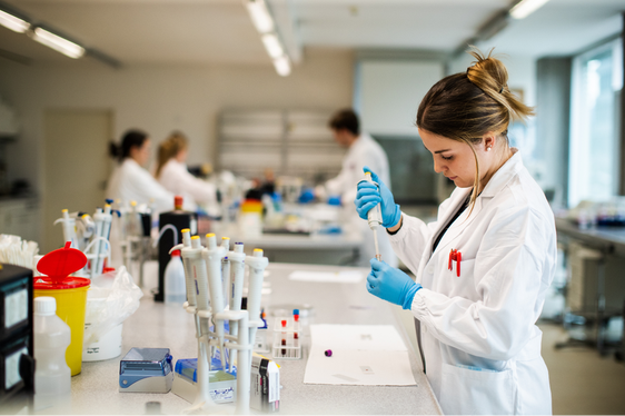 Ab sofort und bis zum 24. April können sich Interessierte für einen Studienplatz in Medicine and Surgery an der Claudiana bewerben, vorgesehener Studienbeginn ist im Herbst 2024. Im Bild eines der Labore. (Foto: Claudiana)