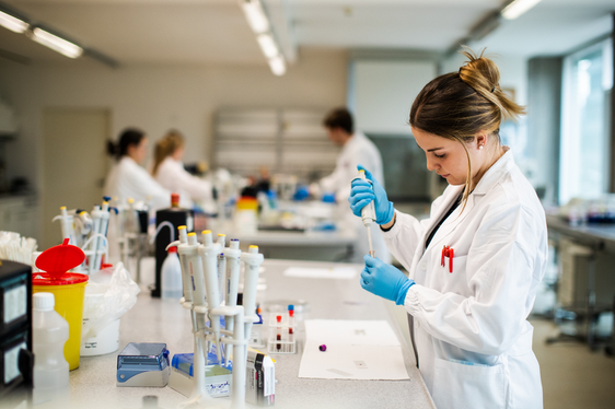 Ab sofort und bis zum 24. April können sich Interessierte für einen Studienplatz in Medicine and Surgery an der Claudiana bewerben, vorgesehener Studienbeginn ist im Herbst 2024. Im Bild eines der Labore. (Foto: Claudiana)