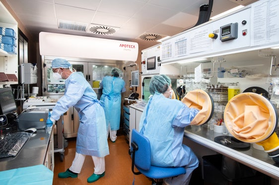 Einige hochkomplizierte Medikamente können nur in Bozen zubereitet werden, etwa Medikamente für Stammzellentransplantationen oder Radiopharmaka, die in der Positronen-Emissions-Tomographie (PET) zur Diagnostik und Verlaufskontrolle von Tumorerkrankungen zum Einsatz kommen. (Foto: Ivo Corrà)