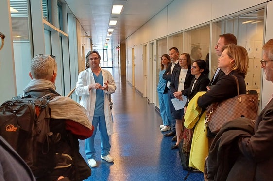 Marc Kaufmann, Direktion für Notfall-, Anästhesie und Intensivmedizin, im Austausch mit den Gästen