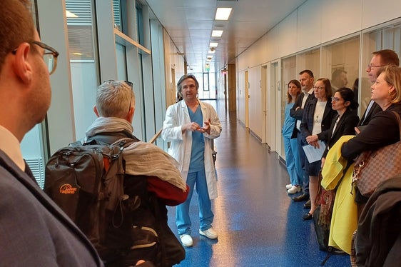 Marc Kaufmann, Direktion für Notfall-, Anästhesie und Intensivmedizin, im Austausch mit den Gästen