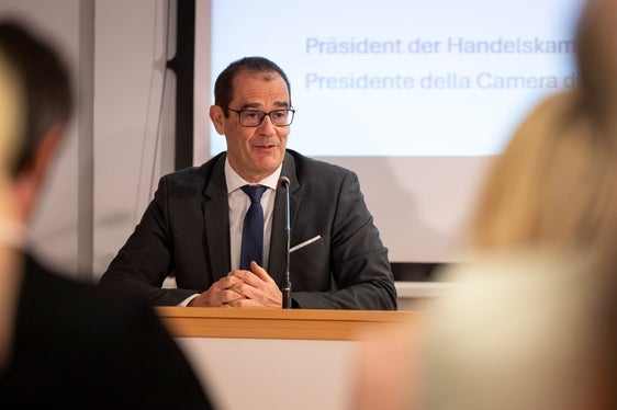 “Le persone sane e attive sono più produttive, resistono meglio allo stress, sono più soddisfatte e si assentano meno spesso dal lavoro, il che può influire sul successo dell'azienda”, afferma il segretario generale della Camera di commercio di Bolzano, Alfred Aberer. (Foto: USP/Fabio Brucculeri)