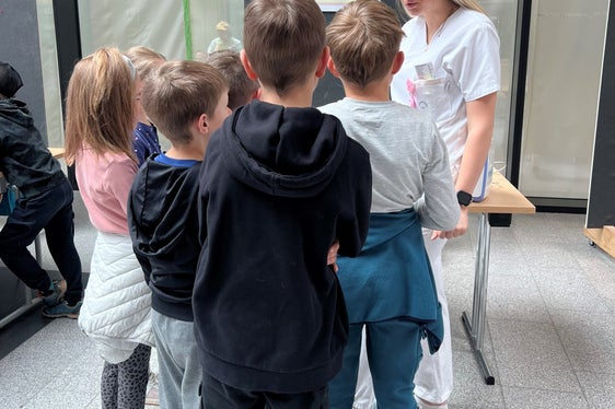 Krankenpflegerin Hannah Oberhollenzer beim Messen der Vitalparameter