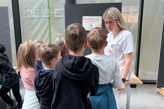 Krankenpflegerin Hannah Oberhollenzer beim Messen der Vitalparameter