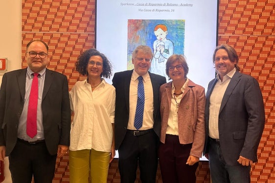 Generaldirektor Dr. Christian Kofler (li) begrüßt die Fachärztin Dr.in Elisabetta Chiodin, Primar Dr. Martin Steinkasserer, Fachärztin Dr.in Federica Verdi und Primar Dr. Alex Staffler (v.l.n.r.)