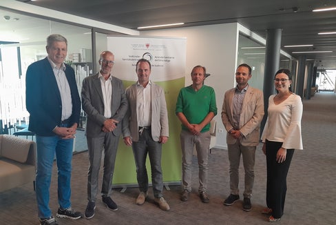 v.l.n.r.: Josef Widmann, Florian Zerzer, Alexander Bernart (AUVA), Wolfgang Nothdurfter, Manuel Zugliani, Angela Hodits (AUVA)