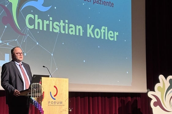 Generaldirektor Christian Kofler begrüßte die anwesenden Fachkräfte (Foto: Sabes/mp)