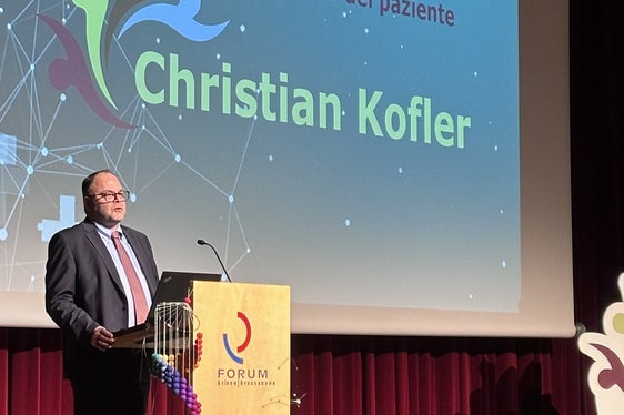 Generaldirektor Christian Kofler begrüßte die anwesenden Fachkräfte (Foto: Sabes/mp)