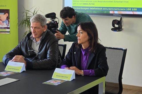 Dr. Josef Widmann, Sanitätsdirektor des Südtiroler Sanitätsbetriebes und Dr.in Silvia Spertini, geschäftsführende Direktorin des Betrieblichen Dienstes für Hygiene und öffentliche Gesundheit