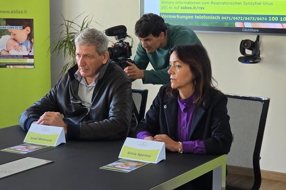 Dr. Josef Widmann, Sanitätsdirektor des Südtiroler Sanitätsbetriebes und Dr.in Silvia Spertini, geschäftsführende Direktorin des Betrieblichen Dienstes für Hygiene und öffentliche Gesundheit