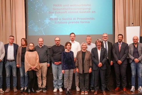 Sie unterstützen die Umsetzung des Wiederaufbauplanes: Betriebsdirektion und Bezirksdirektionen des Sanitätsbetriebes mit Landesrat Hubert Messner und Vertretern der Landesverwaltung (es fehlt Generaldirektor Dr. Christian Kofler). (Foto: Sabes/Maria Hechensteiner)