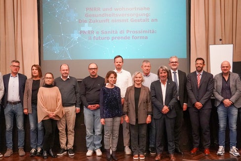 Sie unterstützen die Umsetzung des Wiederaufbauplanes: Betriebsdirektion und Bezirksdirektionen des Sanitätsbetriebes mit Landesrat Hubert Messner und Vertretern der Landesverwaltung (es fehlt Generaldirektor Dr. Christian Kofler). (Foto: Sabes/Maria Hechensteiner)