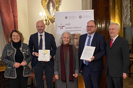 Generaldirektor Christian Kofler nimmt die Auszeichnung für den Südtiroler Sanitätsbetrieb entgegen (Familienlandesrätin Rosmarie Pamer, Direktor der Abteilung Personalentwicklung Martin Matscher, Auditorin Maria Magdalena Preims, Generaldirektor Christian Kofler, Handelskammerpräsident Michl Ebner), Foto: Sabes/Evelina Recla