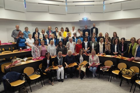 38 Krankenpflegerinnen und -pfleger haben den Ausbildungskurs für Familienzentrierte Pflege abgeschlossen