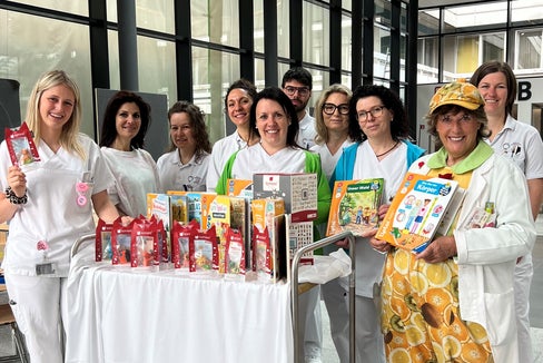 Mitarbeitende der Pädiatrie am Krankenhaus Bruneck mit den Geschenken der Grundschule Taisten