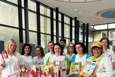 Mitarbeitende der Pädiatrie am Krankenhaus Bruneck mit den Geschenken der Grundschule Taisten